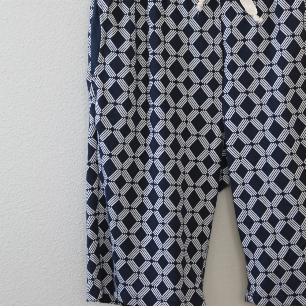 Cozy Short Geometric Pattern - Picture 3 of 7